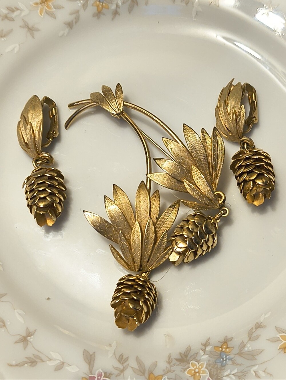 Vtg NOS Unsigned Trifari Gold Tone Pinecone Brooch & Clip On Earring Set